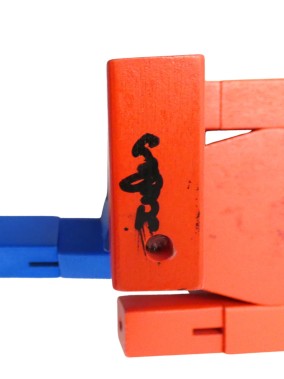 Jouet robot en bois rouge et bleu